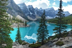 开云体育网站-球队出发前往客场现场球迷自发送行场面感人引发关注，球迷冲入球场会受到处理